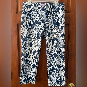 Lily Pulitzer Navy and White tropical print cropped Pants
Size 8